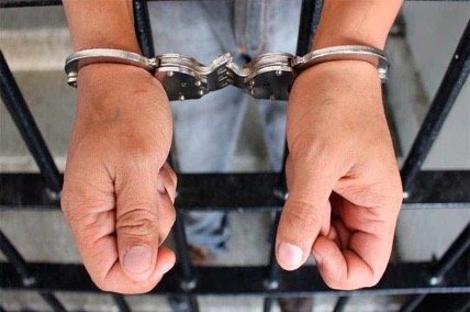 Detienen hombre que agredió mujer y enfrentó a agentes policiales en Montecristi
