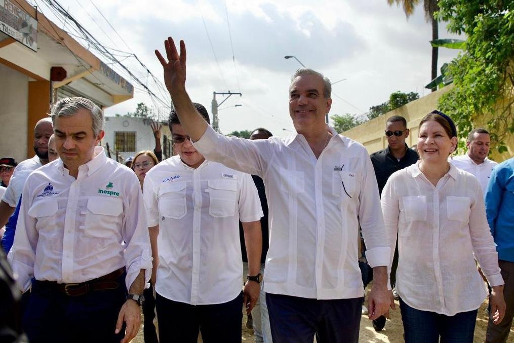 Presidente Abinader supervisa trabajos canalización y saneamiento cañada Las 800 del sector Los Ríos