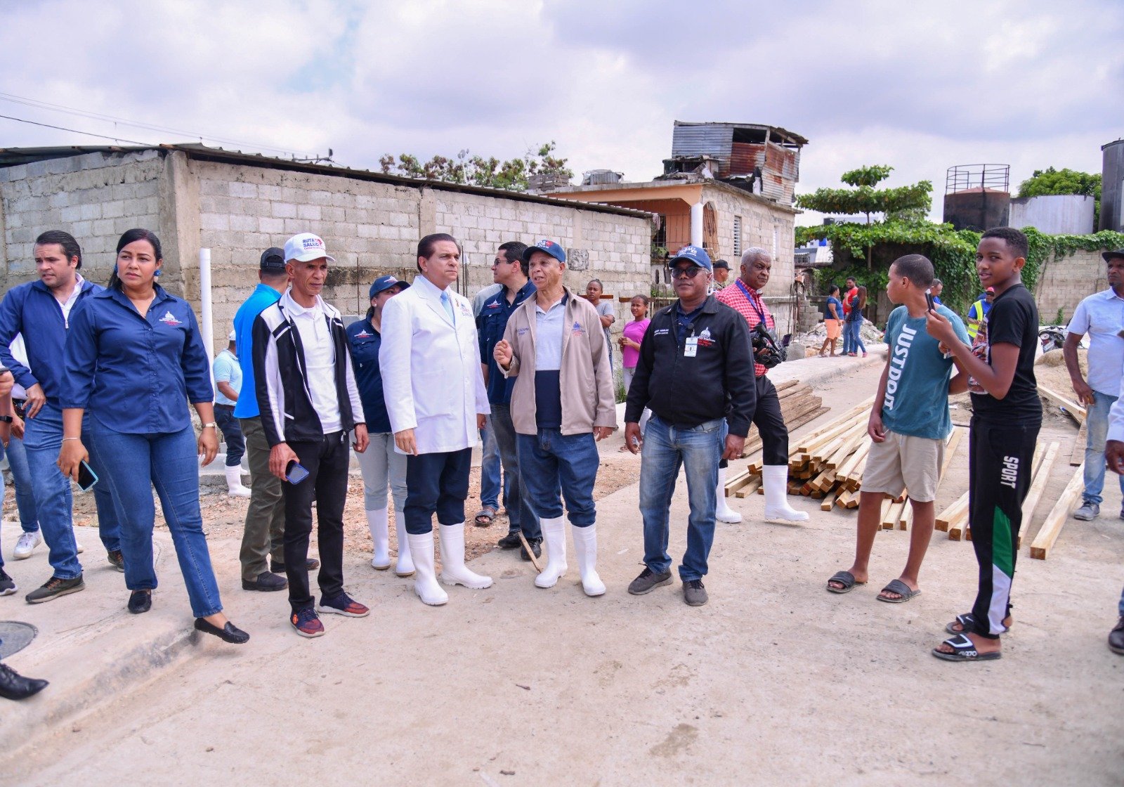 Ministro de Salud encabeza recorrido por zona afectada por inundación