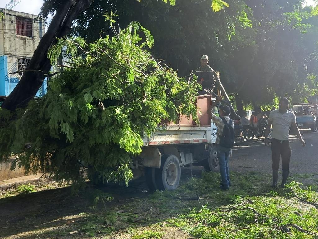 Brigadas del Ayuntamiento trabajan de manera continua para asistir a todos los afectados por Franklin en Santo Domingo Este