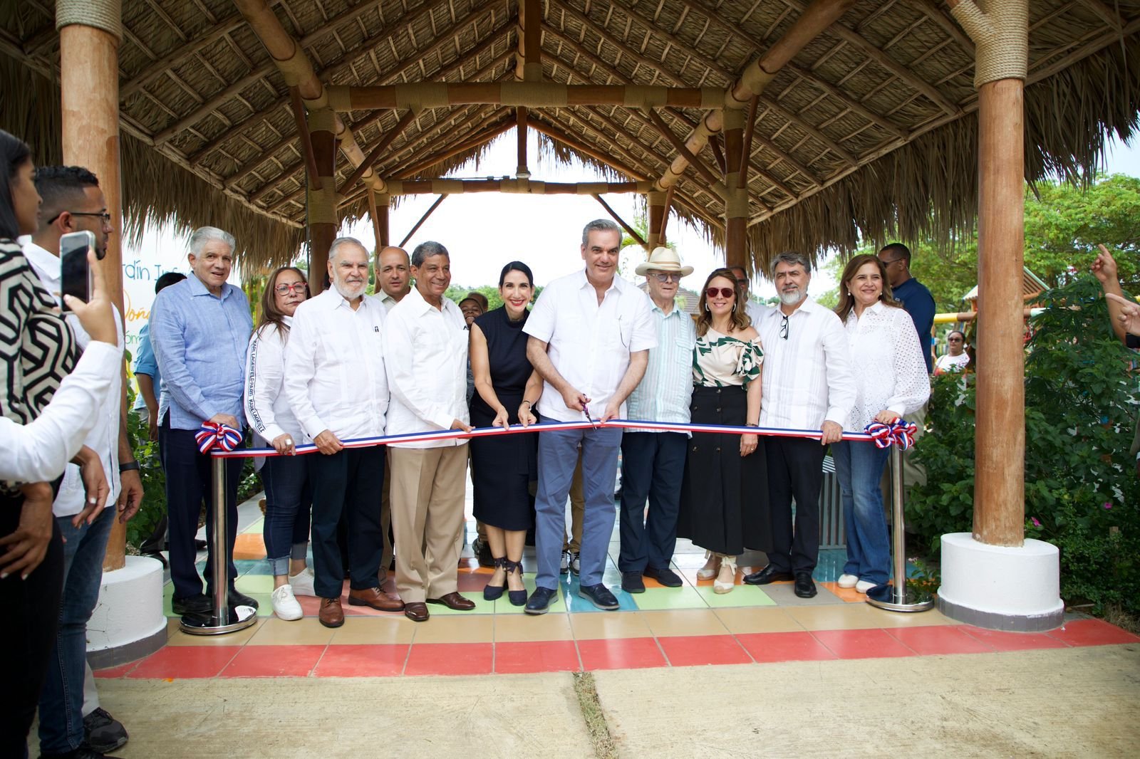Presidente Abinader inauguró once obras y entregó 64 apartamentos en Bonao, la Vega y Santiago este fin de semana