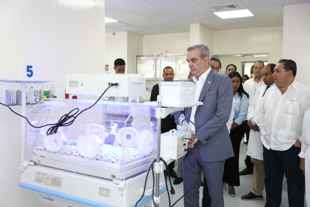 Presidente Abinader entrega nuevo hospital Unidad Materno Infantil y el remozamiento de la Unidad de Diálisis en el  Marcelino Vélez