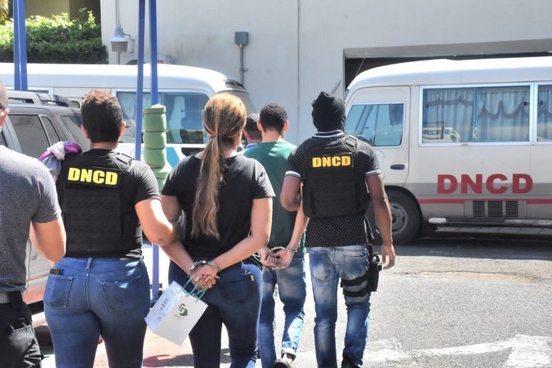 Arrestan dos ciudadanos vinculados a red que enviaba drogas a EE.UU. en cajas de productos agrícolas