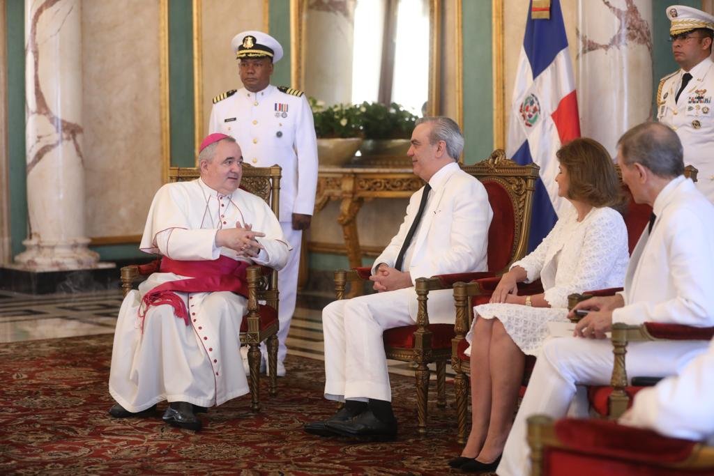 Presidente Luis Abinader recibe cartas credenciales del nuncio apostólico y de tres nuevos embajadores