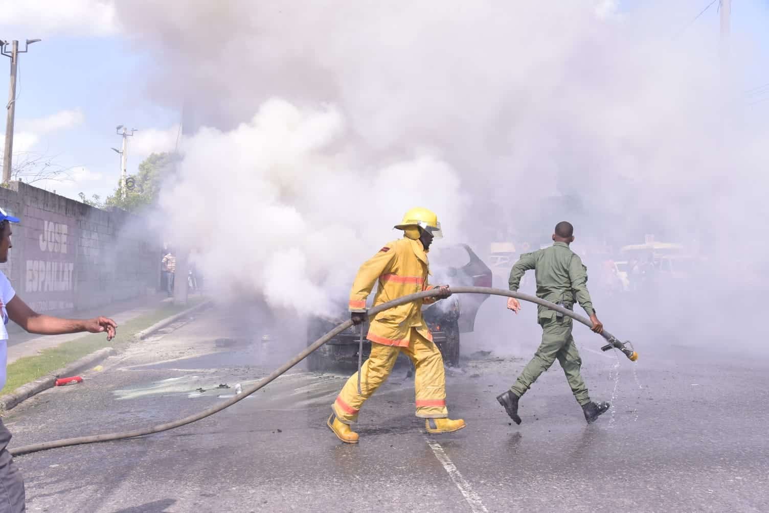 Se incendia vehículo próximo a multiuso donde Abinader realizará acto proselitista