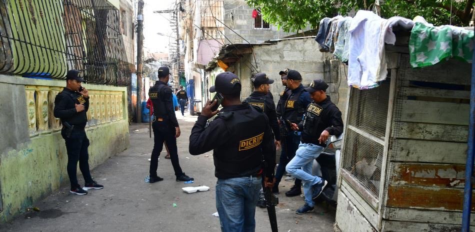 Banda ataca en Capotillo mientras la Policía investiga a diez por la muerte de un hombre