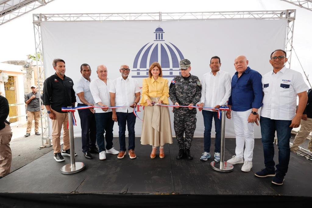 Gobierno inaugura 4 obras en Santo Domingo y San Cristóbal; también entrega títulos de propiedad