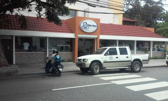 A prisión por tres meses agente policial hirió a hombre en restaurante Villar Hermanos de Gazcue
