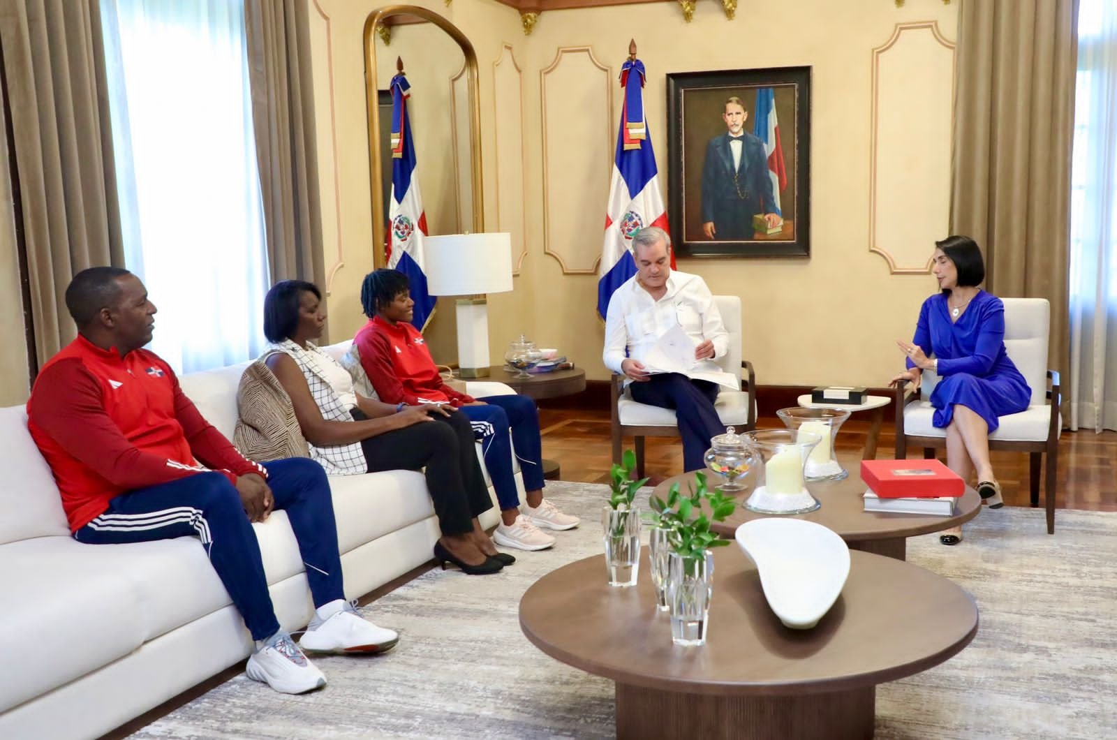 Presidente Abinader recibe visita a la campeona en los 400 metros planos de atletismo, Marileidy Paulino