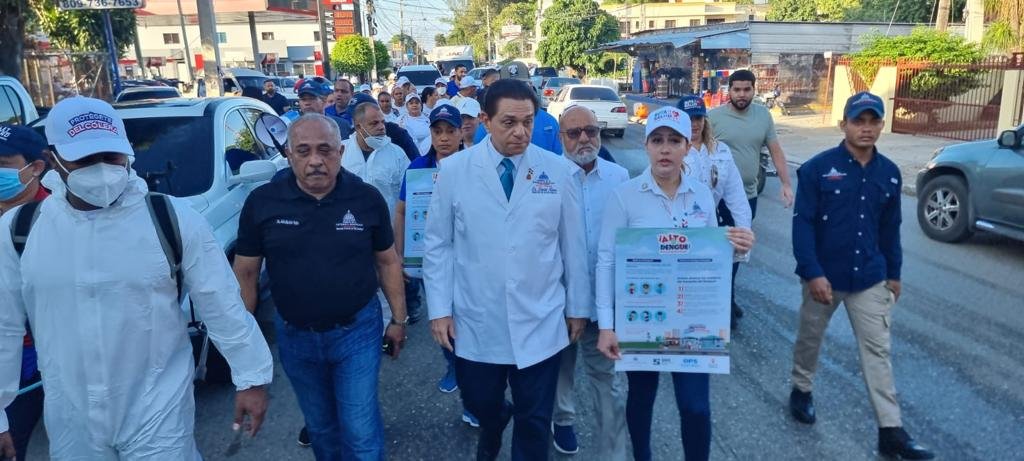 Ministro de Salud Publica encabeza en Santiago jornada de fumigación como prevención contra el mosquito que produce el dengue