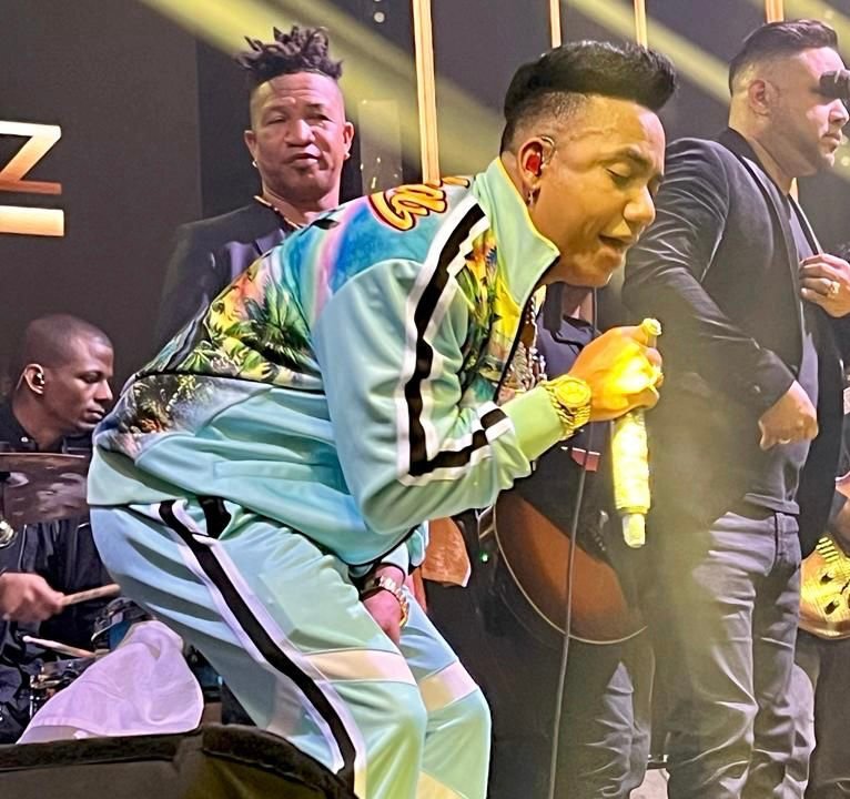 Elvis Martínez Deslumbra en una Noche Épica en Lovera Discotec
