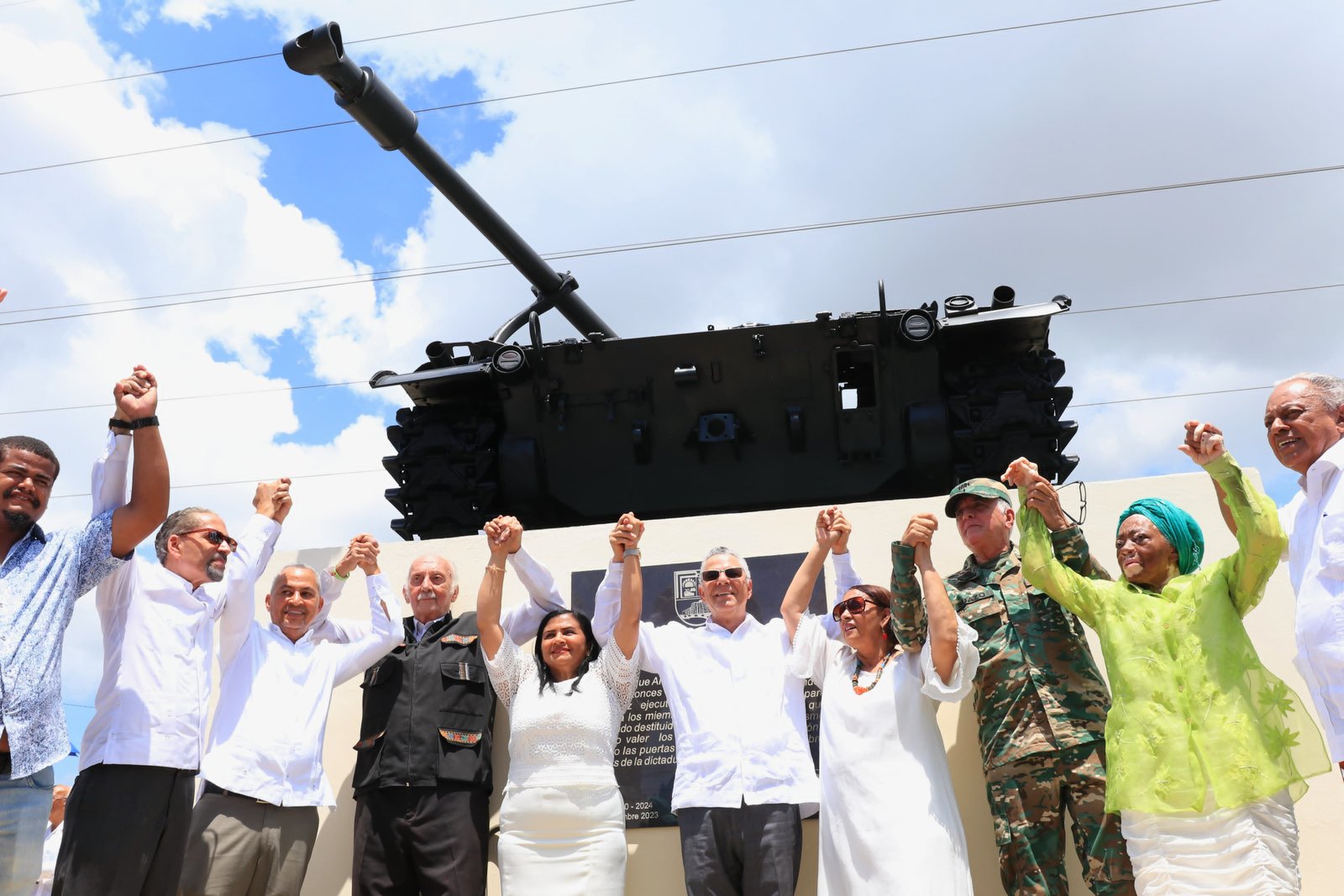 Alcalde Manuel Jiménez y Fuerza Aérea inauguran composición monumental dedicada a Fernández Domínguez