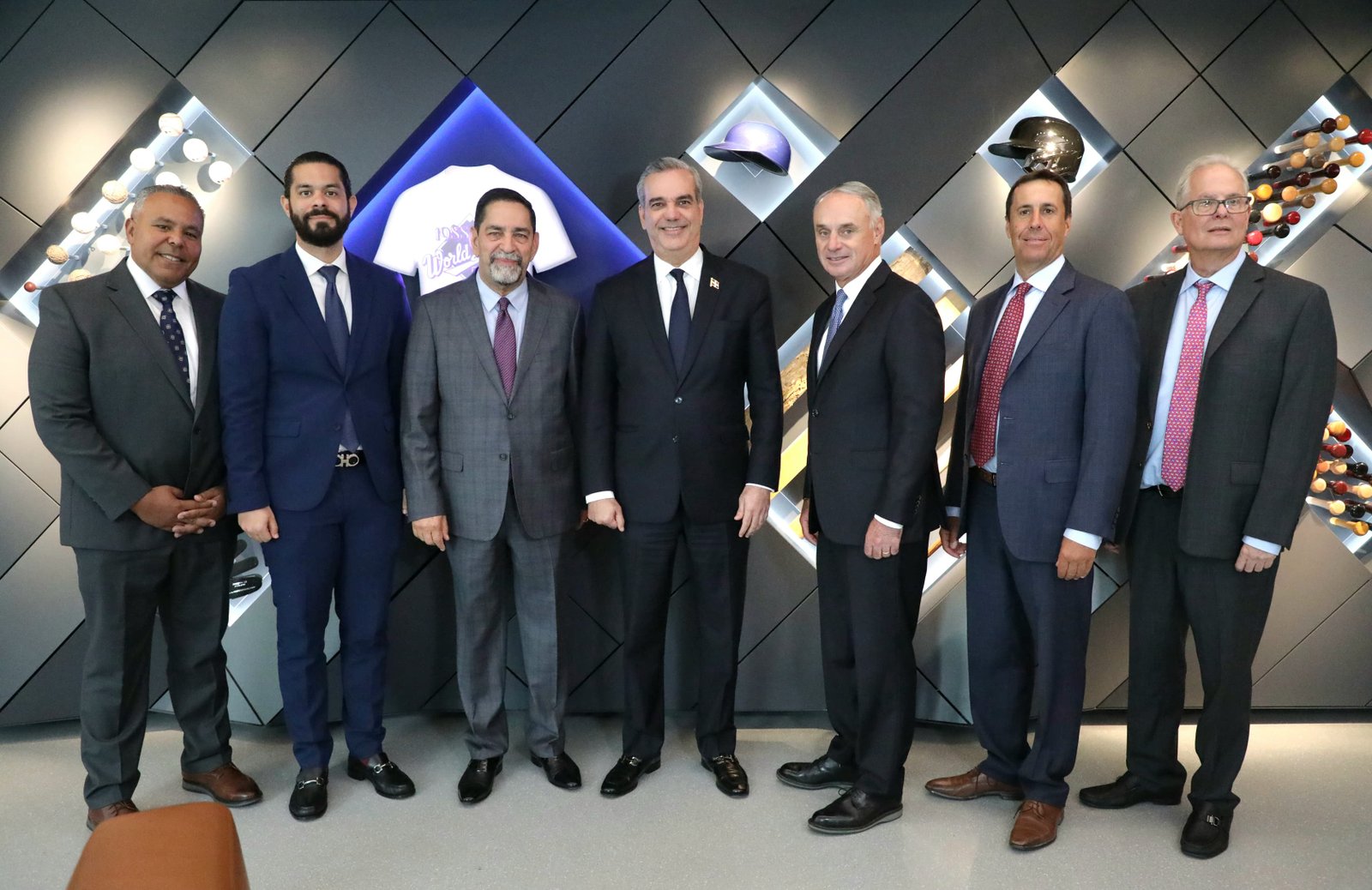 Presidente Abinader se reúne con Comisionado MLB; refuerzan compromiso de apoyo al béisbol en RD