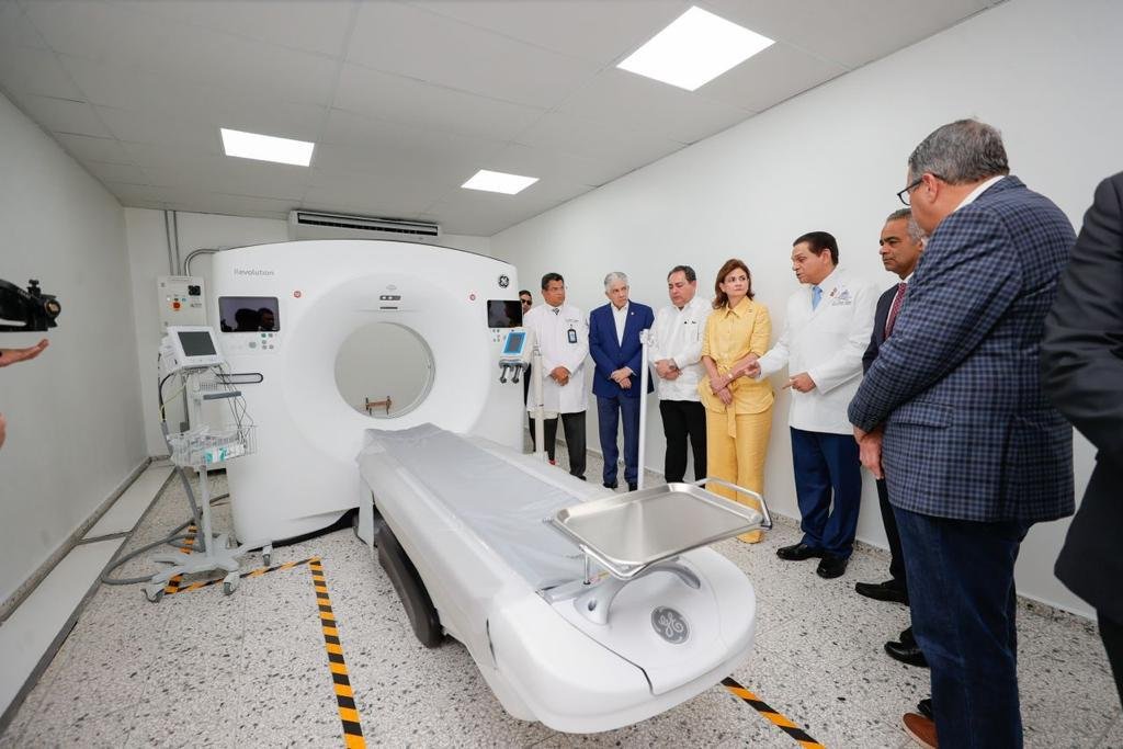 Vicepresidenta Raquel Peña y autoridades de Salud entregan tomógrafo al Hospital Presidente Estrella Ureña de Santiago