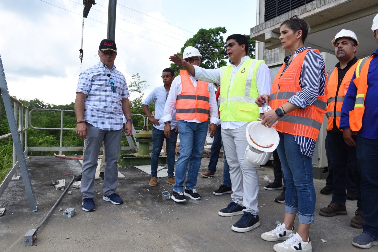 Director de la CAASD supervisa avances en trabajos de ampliación de Acueducto Barrera de Salinidad en SDE