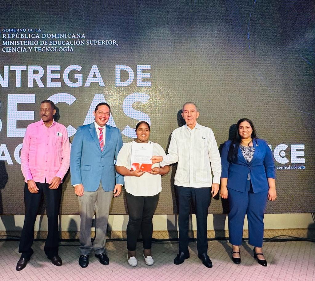 MESCYT entrega 53 becas nacionales a alumnos que cursarán programas de grado y de postgrado en la Universidad Central del Este (UCE)