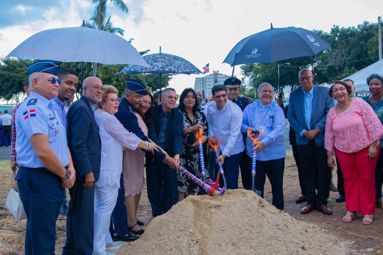 El alcalde Manuel Jiménez da primer picazo para la construcción Monumento a la Biblia