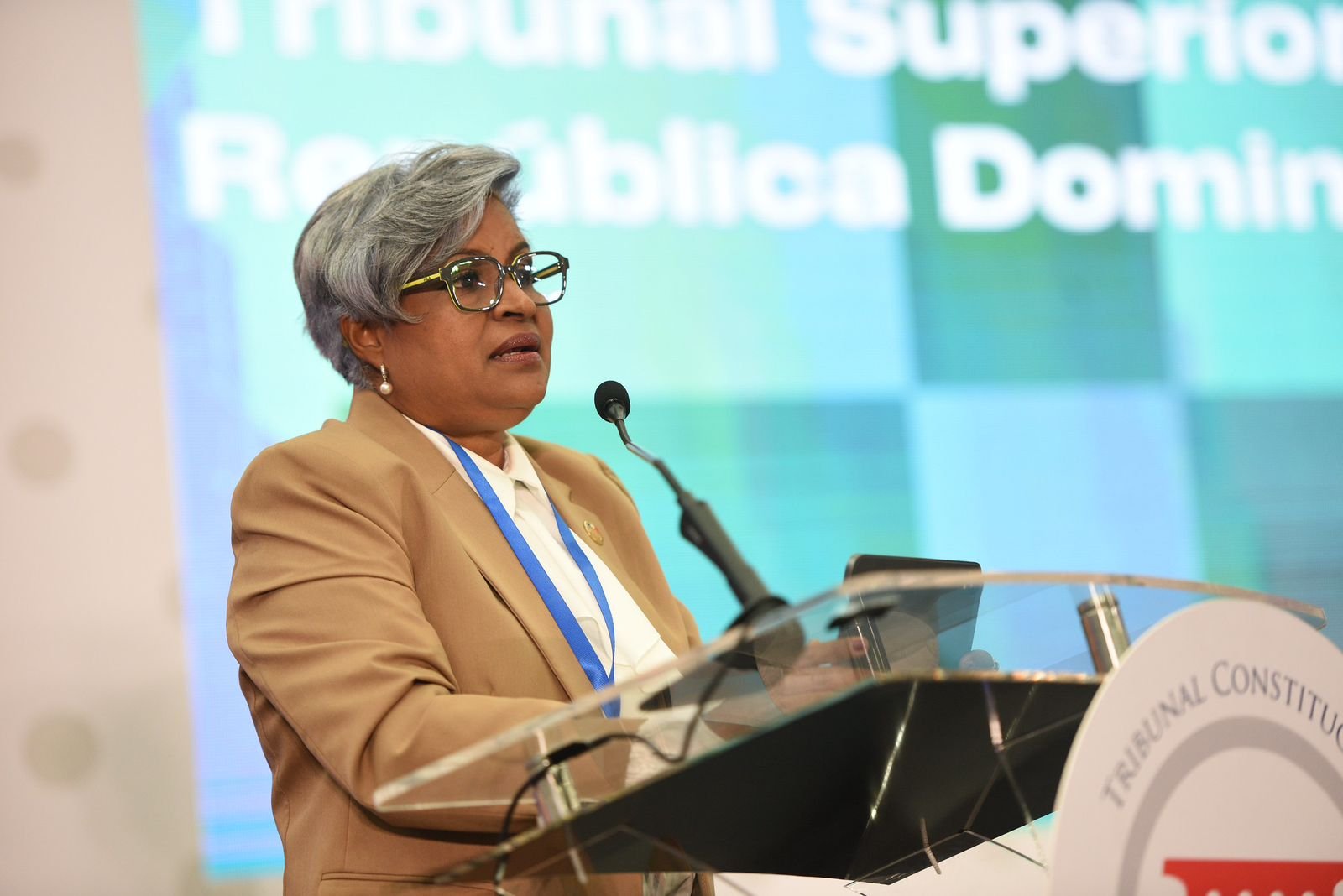 Jueza del TSE afirma que, pese a la lucha de la mujer por sus derechos, la desigualdad persiste