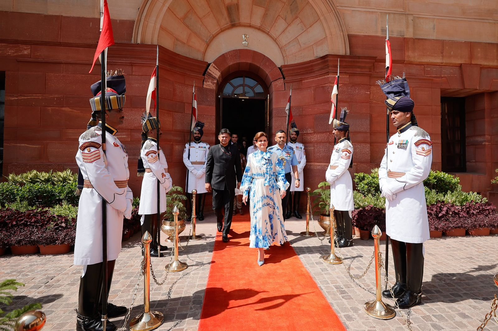 Vicepresidenta llega a la India e inicia de inmediato su agenda