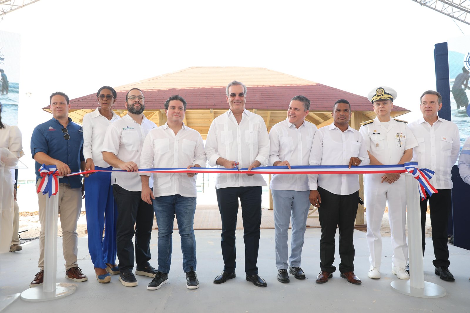 Presidente Abinader inaugura muelle turístico y pesquero Cabeza de Toro, un Hogar de Ancianos y un Centro Tecnológico Comunitario