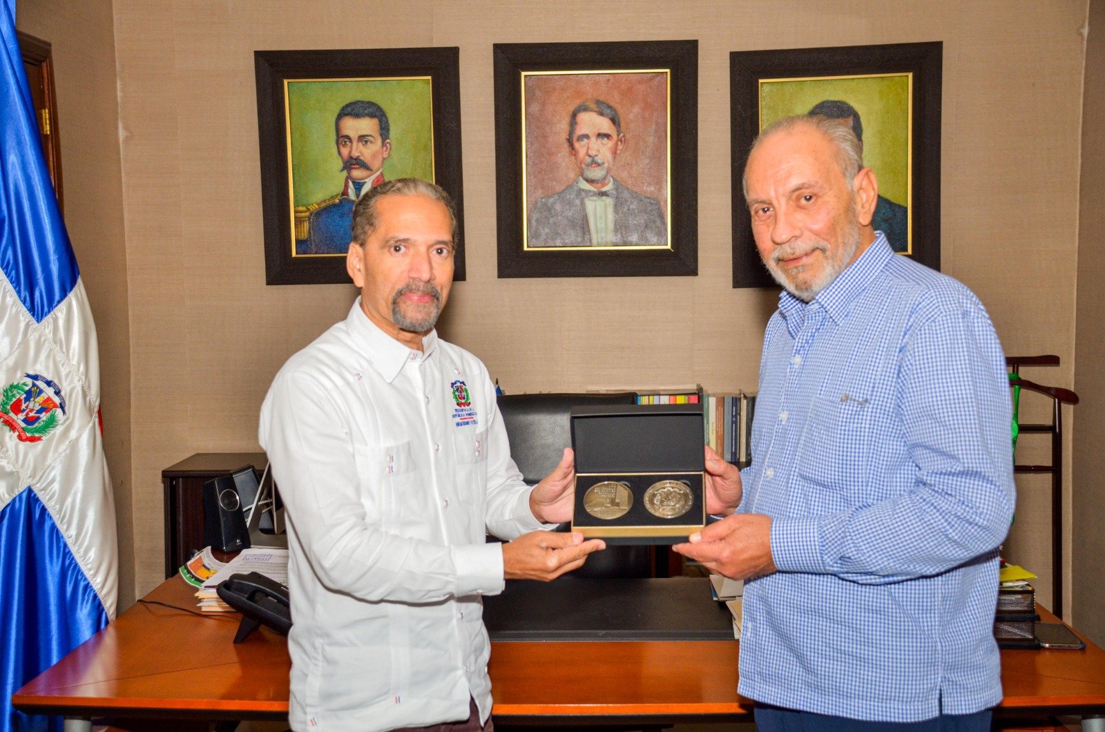 Presidente de Efemérides Patrias sostiene reunión con el académico Ivan Gatón y el presidente de la Sociedad Dominicana de Bibliófilos