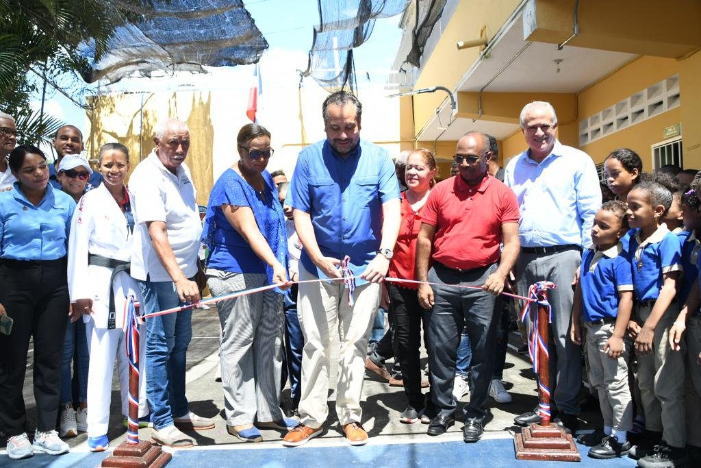 INEFI entrega cancha remozada y utilería deportiva en Escuela María Auxiliadora Loma del Chivo