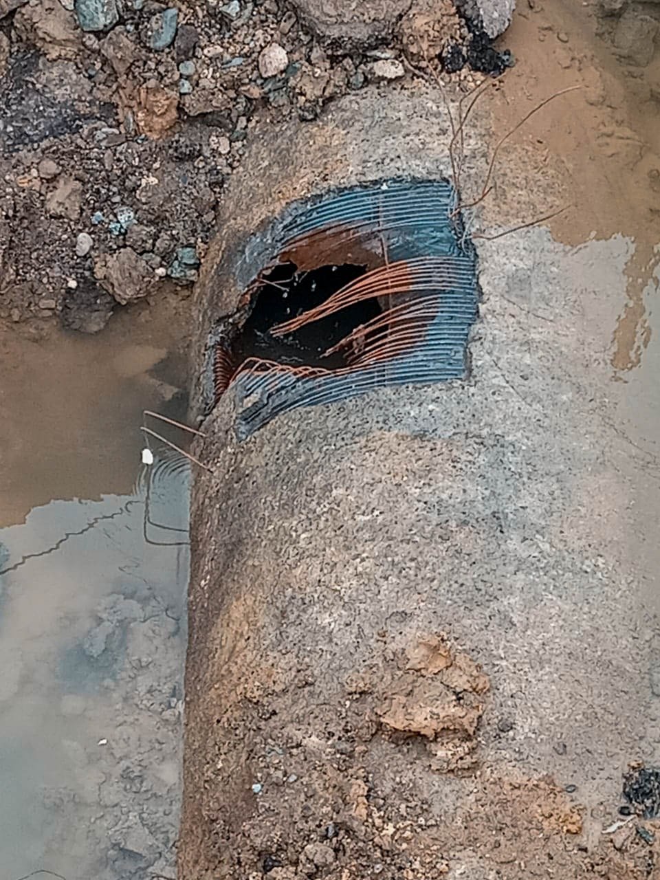 CAASD trabaja en corrección de avería en la carretera Duarte vieja 