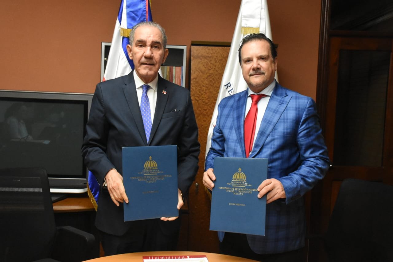 MESCYT y Universidad de Santander suscriben convenio para dotar de 50 mil becas a docentes dominicanos