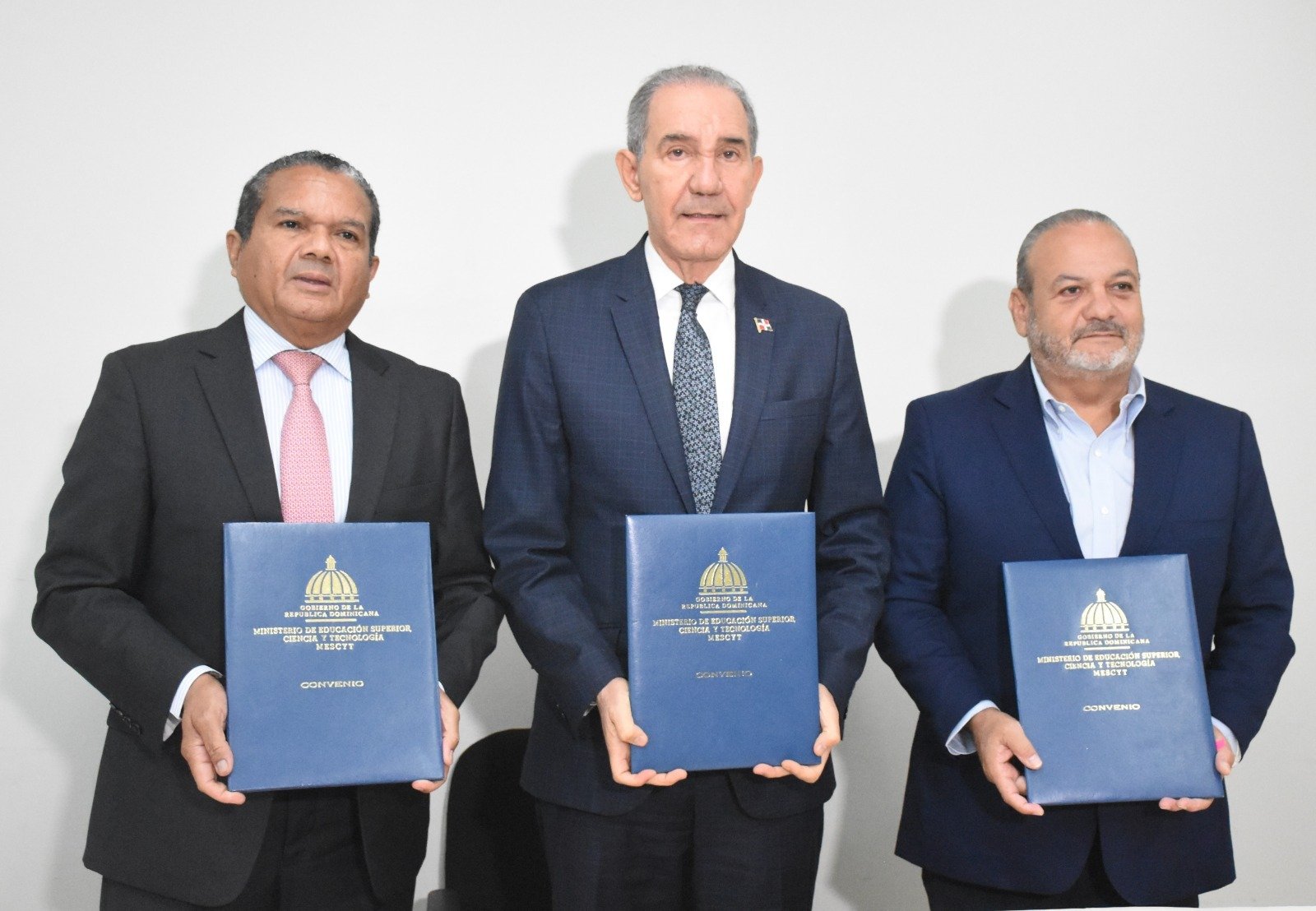 MESCYT, CNZFE y ADOZONA desarrollan programa de inserción laboral para egresados de los programas de becas e Inglés de Inmersión