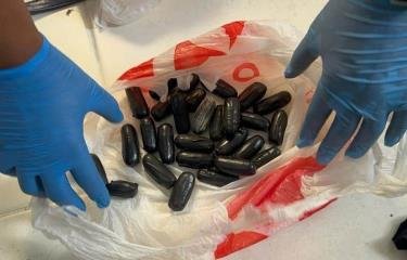 DNCD apresa "mula" que fue a un hospital con dolor de estómago en Santo Domingo