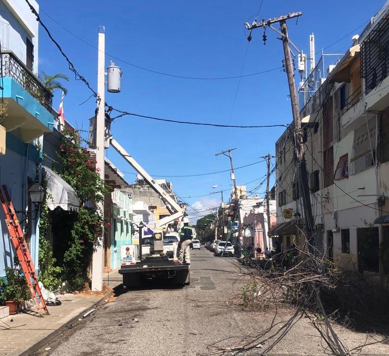Vehículo accidentado derriba varios postes del tendido eléctrico en la zona colonial