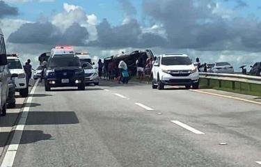 Tres muertos y cuatro heridos al volcarse yipeta en autovía del Este