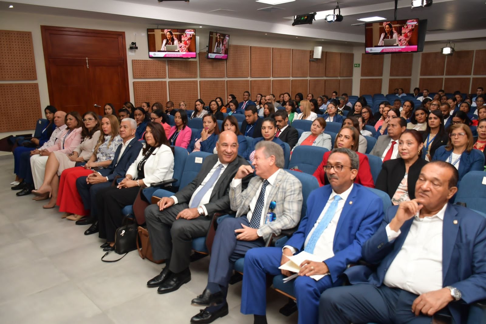 Senado concluye jornada sobre prevención cáncer de mama con charla “Menopausia y Osteoporosis”