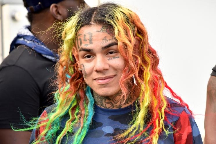 Tekashi llegó a estudio, preguntó por Yailin e inmediatamente ordenó agresión a “cachazos” a productores