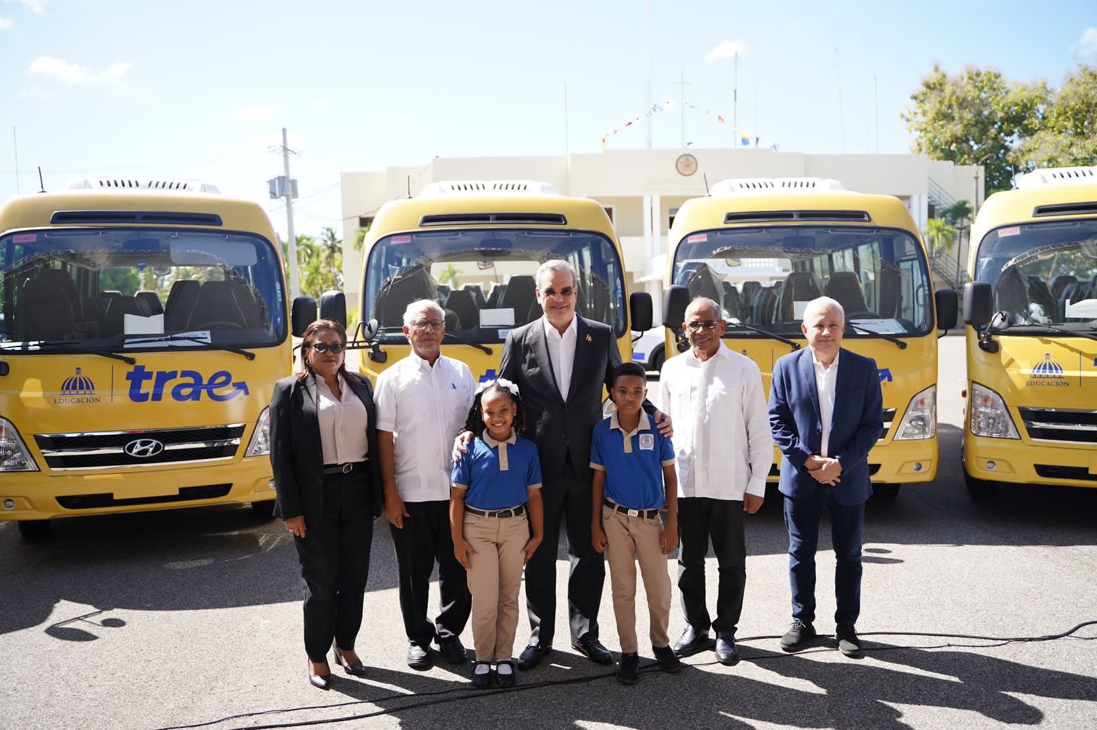 Presidente Luis Abinader pone en funcionamiento el Transporte Estudiantil (TRAE)