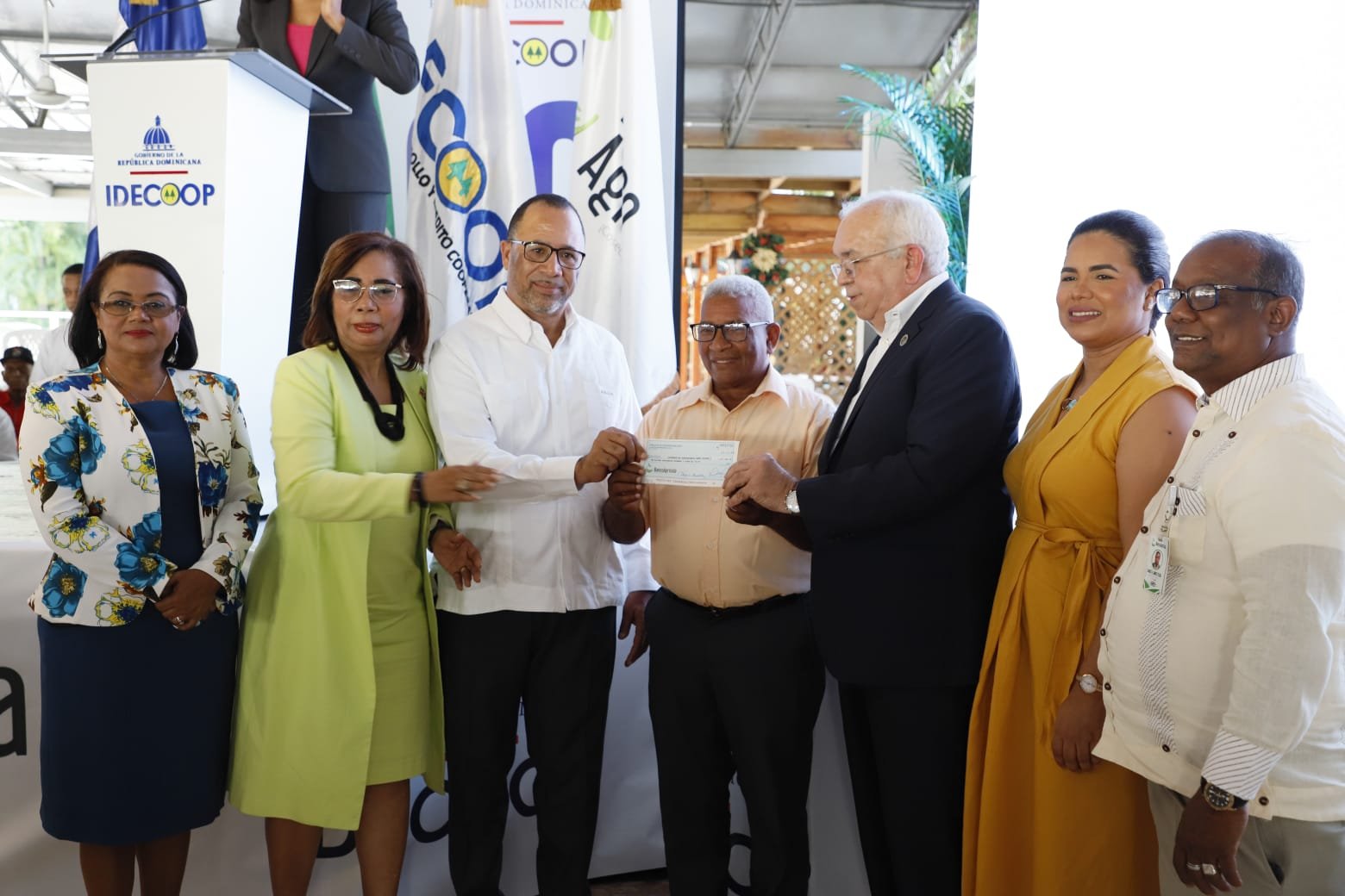 IDECOOP y Banco Agrícola entregan 212 préstamos a igual número de cooperativas