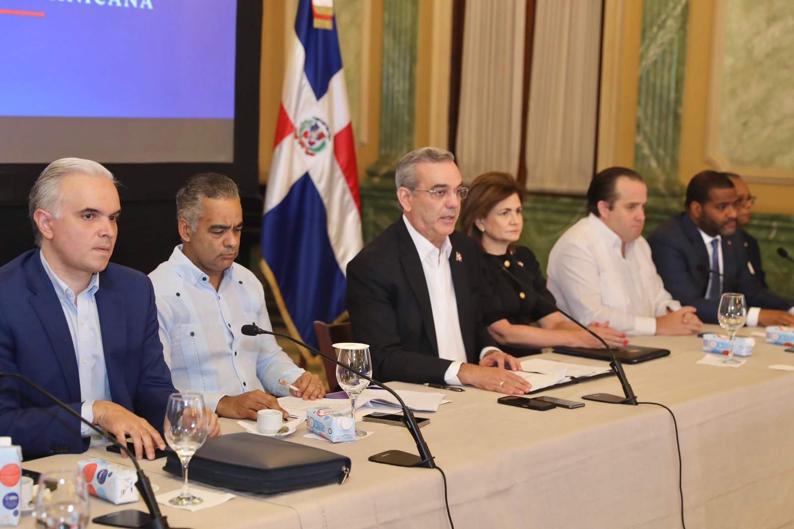 Presidente Abinader firma pacto de Nación por Crisis haitiana