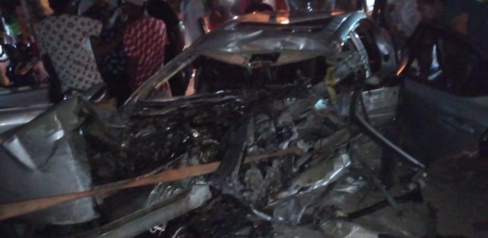 Dos jóvenes muertos y un herido al estrellarse el vehículo en que viajaba con una pared en Dajabón