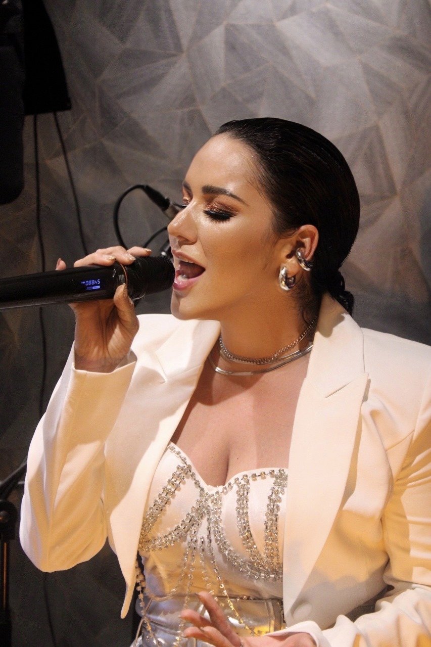 Tueska armoniza con su voz la noche de "Mixología y Mujer“