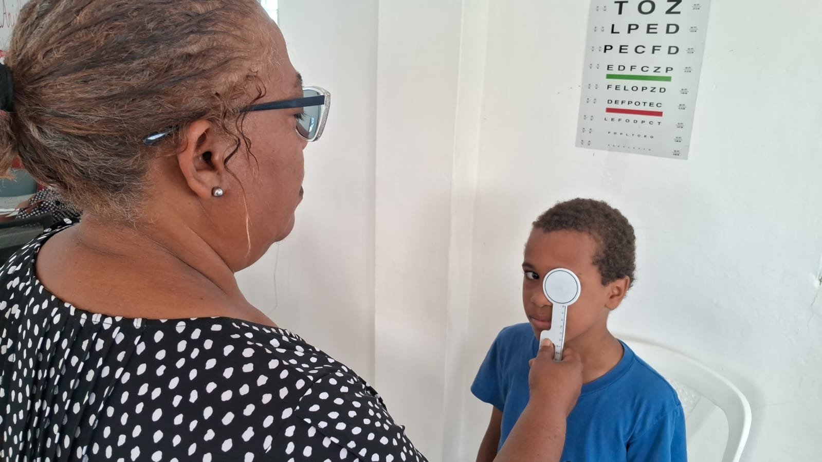 Daddy’s House y Fundación Denfi realizan evaluaciones oftalmológicas a niños del Perla Antillana