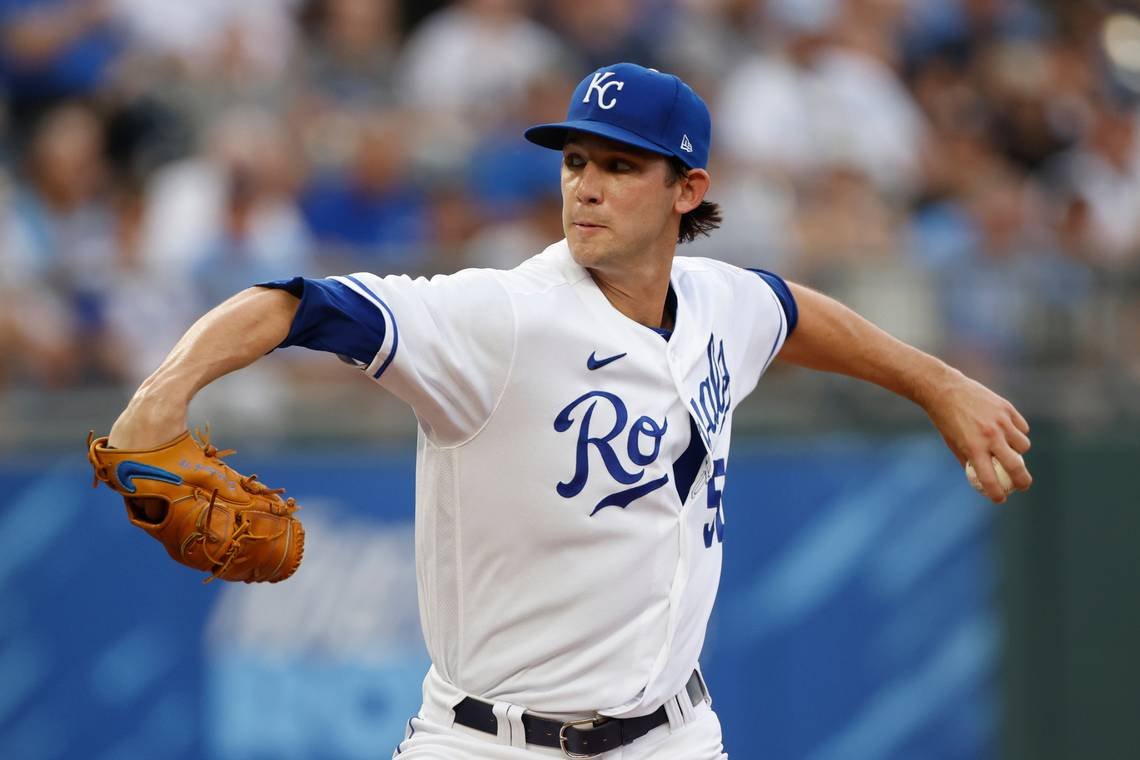 Leones contratan al lanzador Lynch y al receptor Papierski 