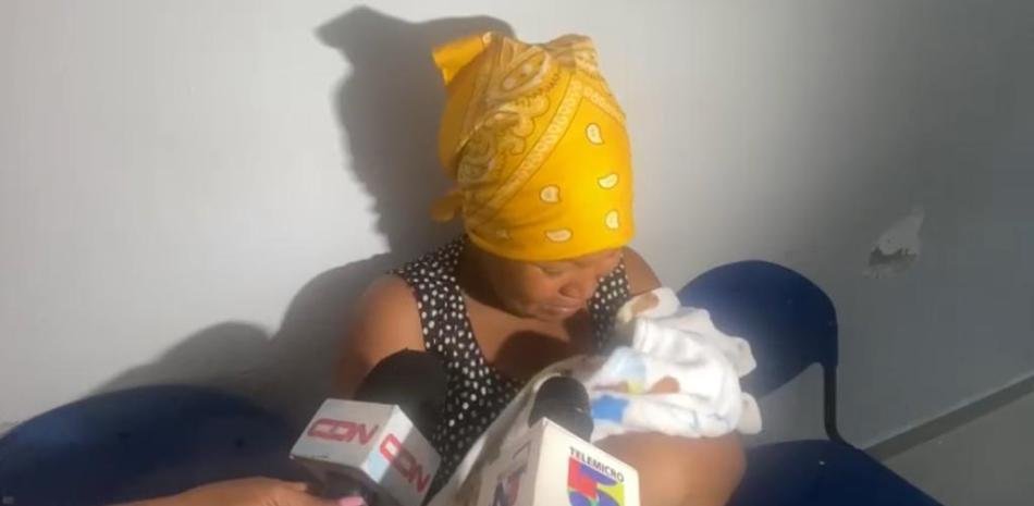 Padres denuncian tuvieron mellizos y solo le entregaron un bebé en Maternidad de Santiago