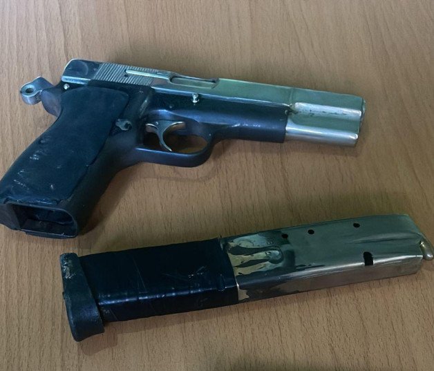 Una persona fallecida, dos agentes policiales heridos y dos mujeres apresadas tras tiroteo en SDN