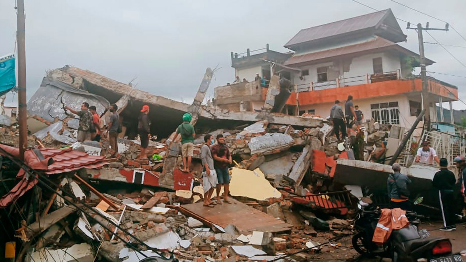 Un terremoto de magnitud 6,1 sacude el este de Indonesia y causa daños menores a edificios
