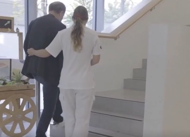  Paciente de párkinson vuelve a caminar gracias a un implante