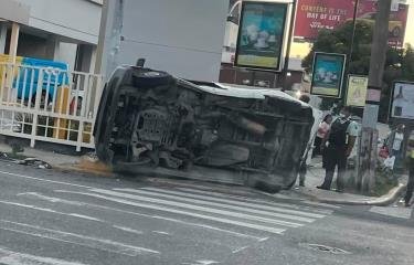 Accidente automovilístico en Avenida Gustavo Mejía Ricart, que deja numerosos heridos
