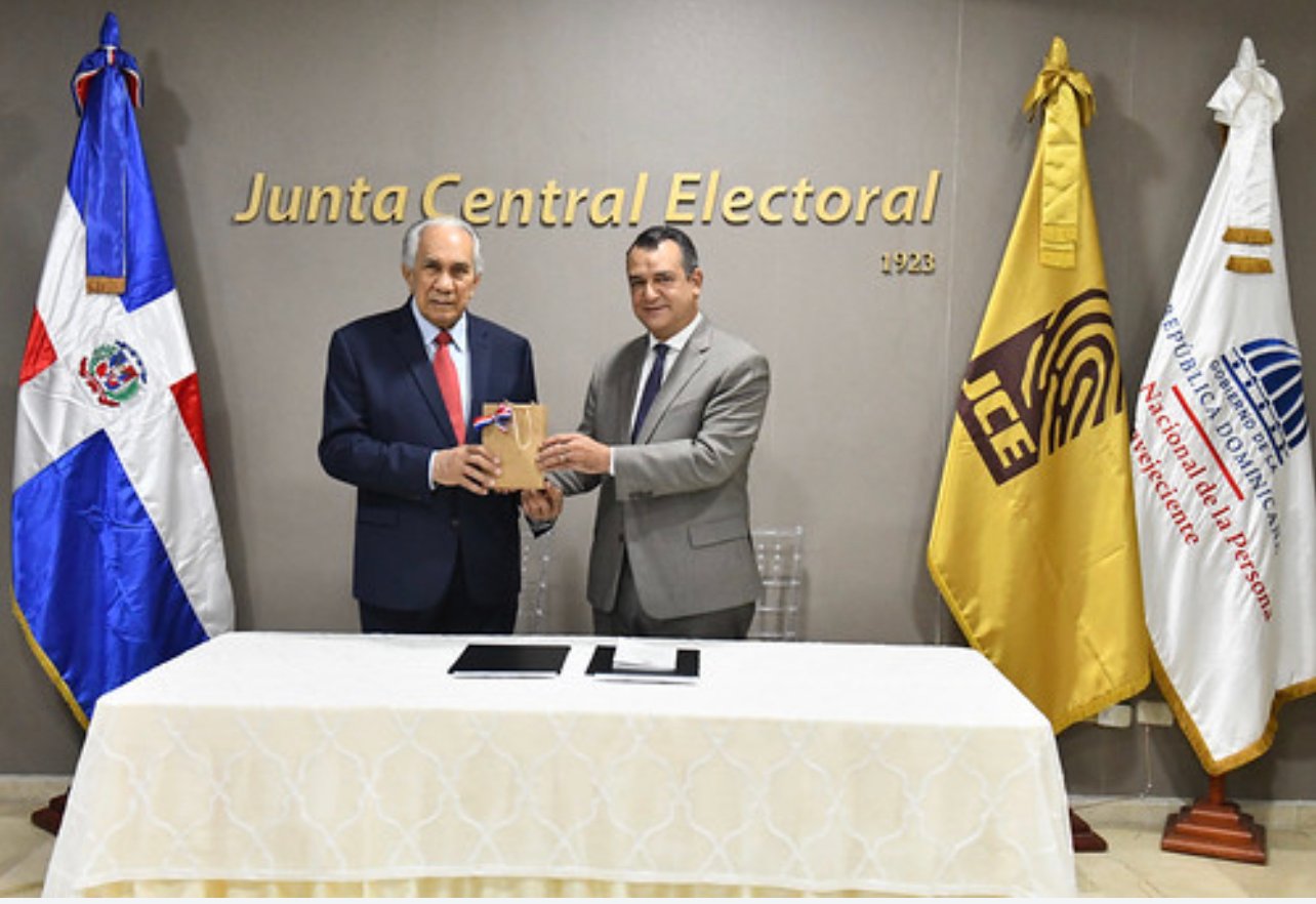 JCE y CONAPE firman acuerdo para facilitar el voto a adultos mayores  