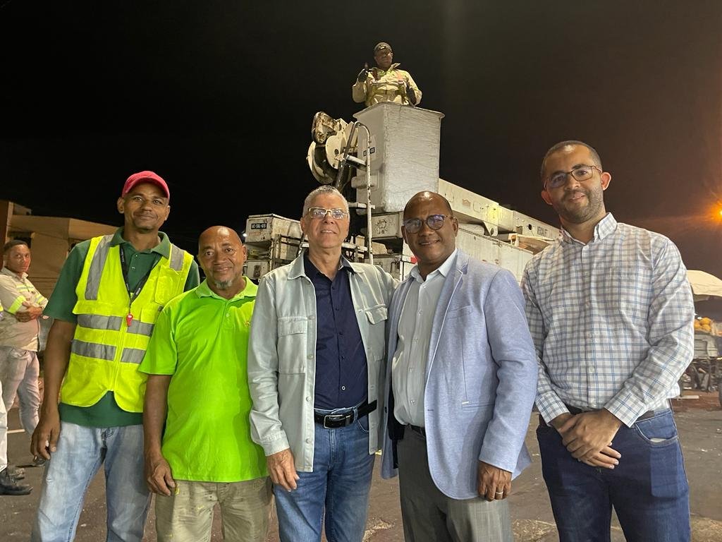 Alcalde Manuel Jiménez y Edeeste por fin iluminan Santo Domingo Este con la instalación de 8,000 lámparas 