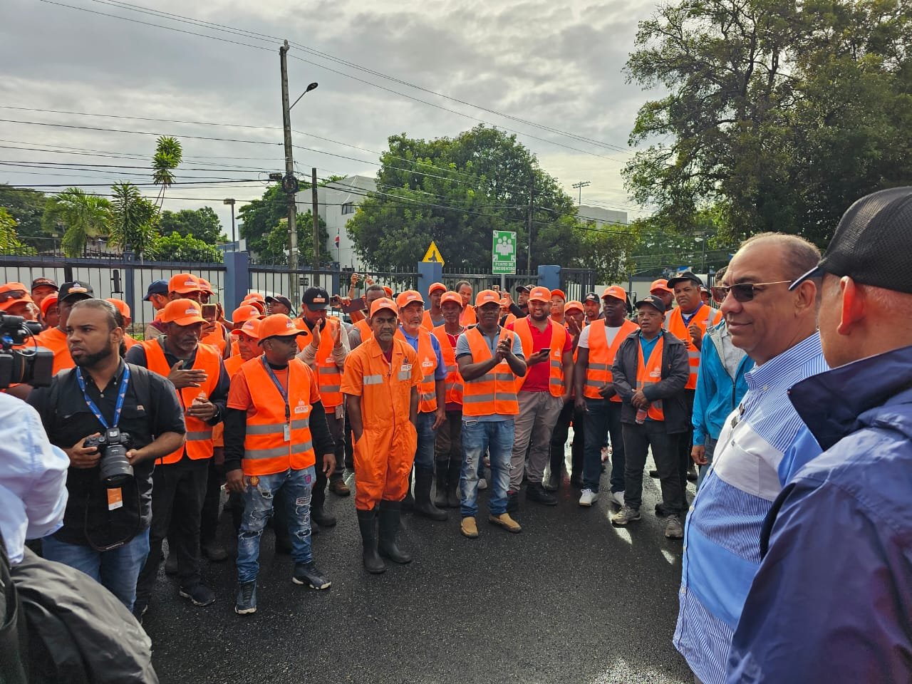 MOPC y Comipol refuerzan brigadas con más de 500 hombres para labores de limpieza y retiro de escombros en vías