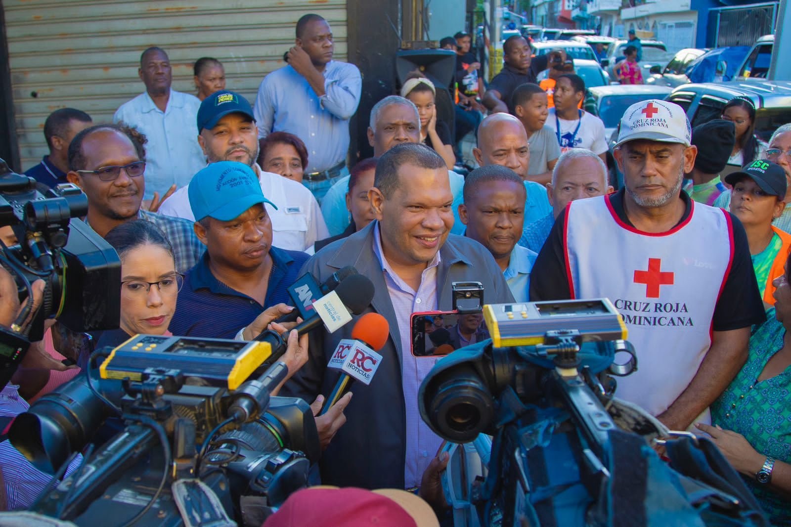 Alcalde Carlos Guzmán lleva alimentos y trabajos de construcción, limpieza y salud afectados por torrenciales lluvias